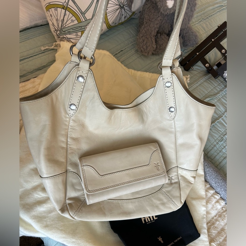 Frye Four Poster Handbag w/ Matching Wallet NWOT Never Used Oat Ivory